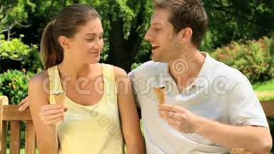 很有魅力的一对享受冰淇淋的夫妇